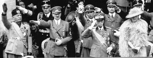 Los dictadores Benito Mussolini y Adolf Hitler en Roma junto con el rey de Italia Víctor Manuel III y la reina Elena durante la visita del dictador alemán a Italia en 1938. Ese año el régimen promulgó las leyes raciales.