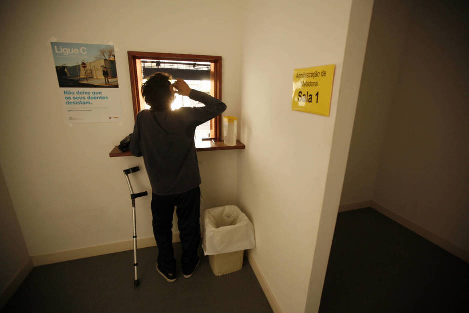Un paciente toma su dosis de metadona en una clínica de rehabilitación de Lisboa. (Reuters/Rafael Marchante)