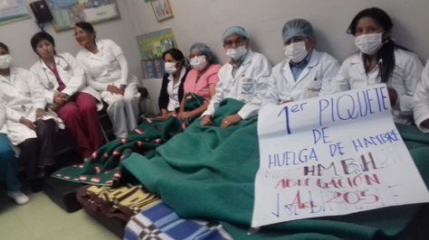 Primer piquete de huelga de médicos en El Alto instalada en el Hospital Boliviano Holandés.
