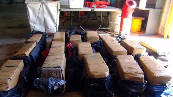 Durante su operativo, el navío halló en aguas internacionales varios alijos de cocaína que contenían más de 800 kilos de cocaína, equivalentes a USD 53 millones, y en medio de ellos una tortuga marina enredada en las redes