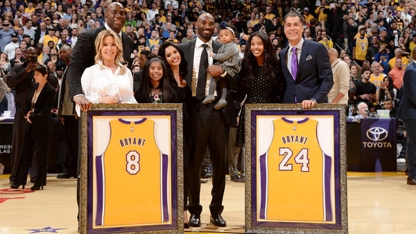 Kobe Bryant tuvo su homenaje en el Staples Center, en el duelo entre Lakers y Warriors (AFP)