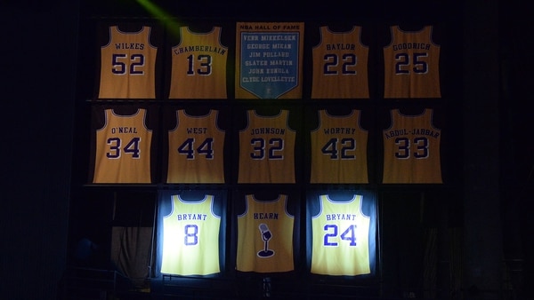 Los dorsales de Kobe Bryant ya cuelgan de las paredes del estadio de Los Lakers (AFP)