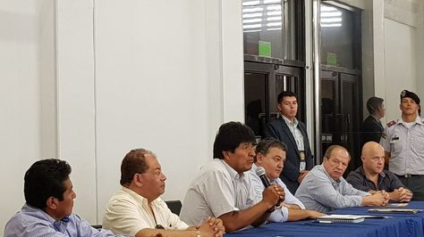 El presidente Evo Morales en la firma de acuerdo con los empresarios. Foto:Ministerio de Gobierno