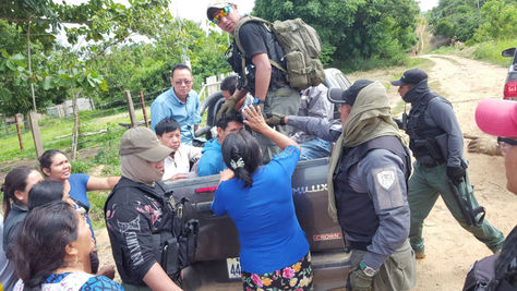 Los cinco ciudadanos chinos y un boliviano son subidos a una camioneta para su traslado a celdas policiales