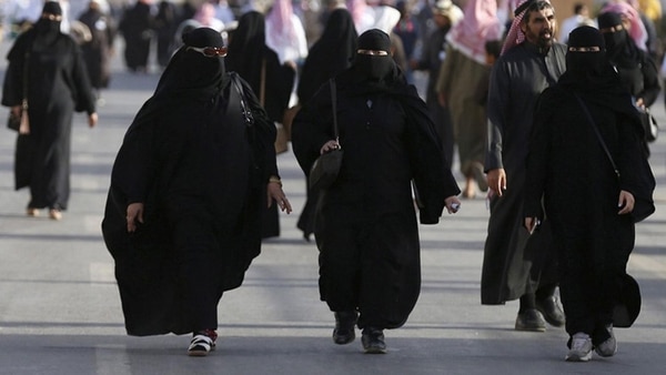 Las mujeres en Arabia Saudita deben andar completamente cubiertas y no puede acceder a cualquier trabajo