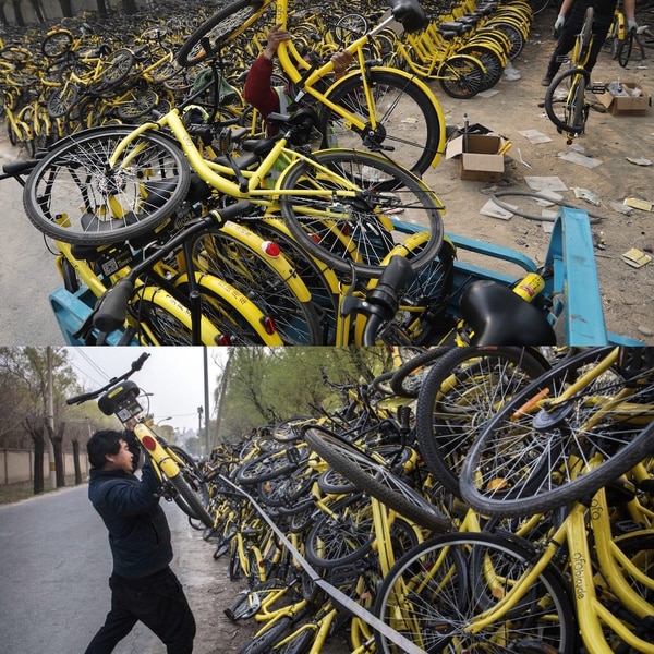Empleados de gobiernos locales tienen la dura tarea de acumular las bicicletas en sitios destinados a su almacenamiento