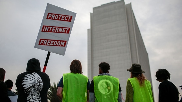 Tras la decisión de la FCC de los EE.UU. se abre el camino a una red con peajes. (Reuters)