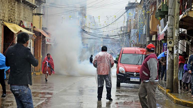 La Policía gasifica a los manifestantes que reclamaban por los alcances del plan director, ayer. | Mauricio Rocabado