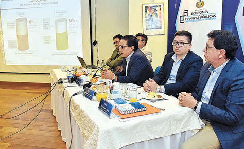 Conferencia. El ministro Mario Guillén (centro) junto a sus viceministros muestra las proyecciones, ayer.