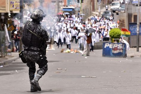 Los médicos se movilizaron ayer en la ciudad de La Paz. Fueron gasificados.Foto: Luis Gandarillas