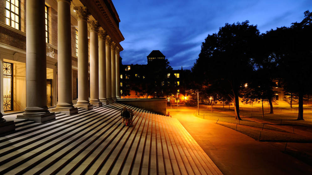 Foto: La biblioteca de la universidad, de noche. (iStock)