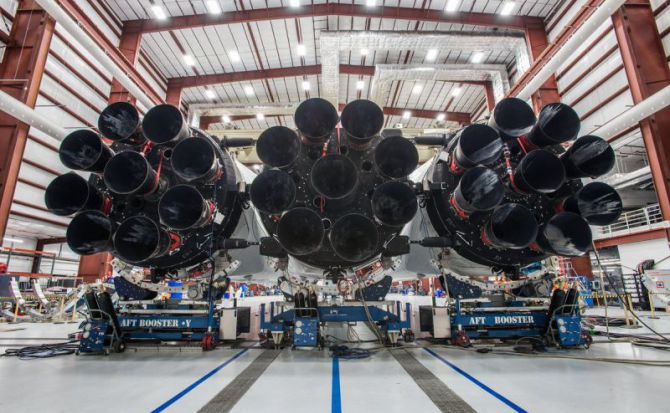 Elon Musk publica las primeras fotografías del cohete Falcon Heavy