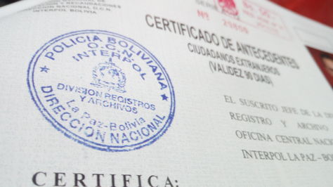 Un certificado de antecedentes de Interpol. Foto: La Razón