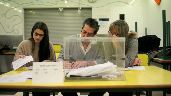 Una mesa electoral en una escuela de Barcelona (Reuters)