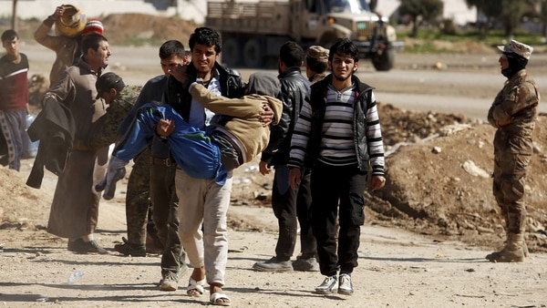 Más allá de la polémica por los números, se sabe que los civiles llevaron la peor parte durante la ocupación del ISIS y la liberación posterior de la ciudad (Reuters)