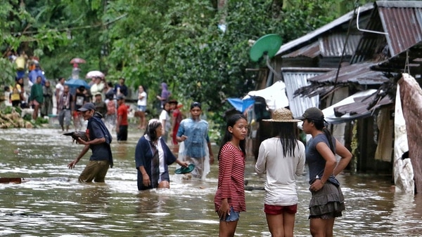 Filipinas está experimentando condiciones meteorológicas extremas y se espera la llegada el viernes de una tormenta tropical. En la foto un pueblo inundado por las lluvias del domingo (AFP)