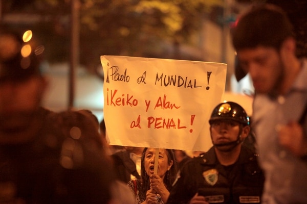 “Paolo (Guerrero) al Mundial, Keiko (Fujimori) y Alan (García) al penal”. Miles de peruanos se manifestaron el miércoles contra la corrupción (Reuters)