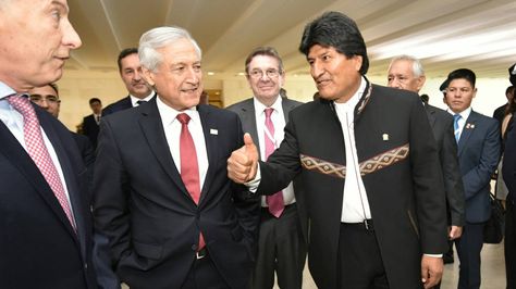 El presidente Evo Morales junto a su colega Maricio Macri y el canciller Heraldo Muñoz.Foto:ABI