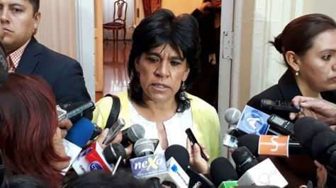Katia Uriona, a su salida del hemiciclo del Senado, responde a preguntas de la prensa.