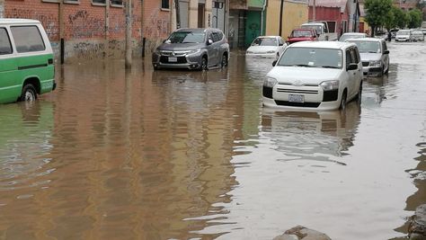 La lluvia anegó las calles de la ciudad de Oruro. Foto: Juan Mejía 