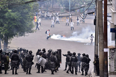 Enfrentamientos entre estudiantes de medicina y efectivos de la Policía en inmediaciones del Ministerio de Salud. Foto: La Razón 