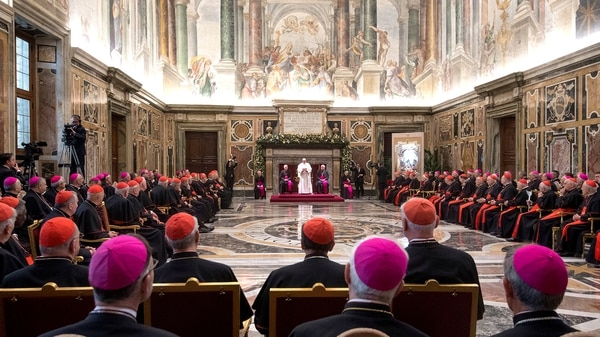 El Papa Francisco trasmite su mensaje a la Curia Romana con motivo de la Navidad en el Salón Clementino del Vaticano, 21 de diciembre de 2017. (Reuters)