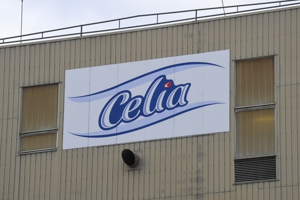 La planta de la empresa que fabrica leche infantil Celia en Craon, en el oeste de Francia (AFP)