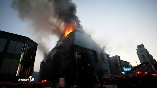 El incendio se dio en un edificio que alberga gimnasio. (Reuters)