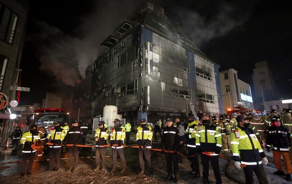 El edificio luego de que controlaron las llamas. (Reuters)