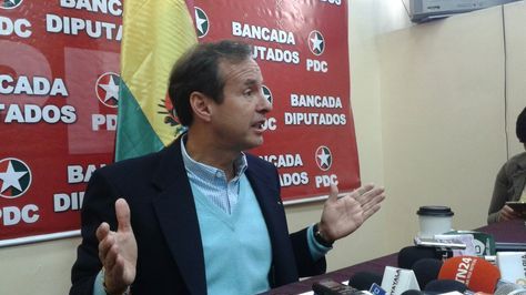 El expresidente Jorge Tuto Quiroga en conferencia de prensa. 