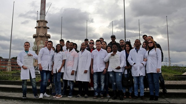 Médicos cubanos en Colombia protestan contra las sanciones aplicadas por el régimen cubano