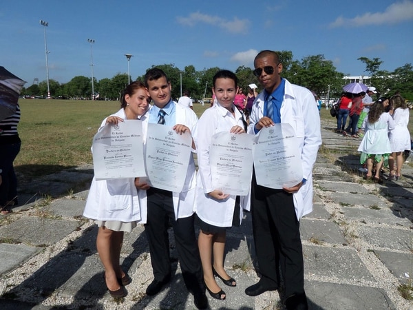 Miguel Guerrero Fernández (el segundo de izquierda a derecha) al recibirse de médico, en Cuba