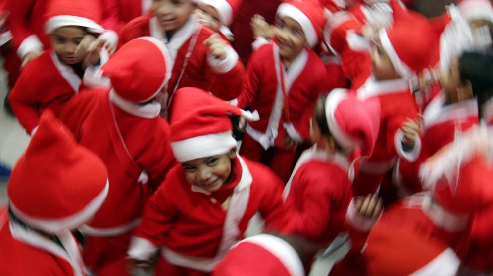 Foto: Niños disfrazados de Papá Noel en una escuela católica de Amritsar, India. (EFE)