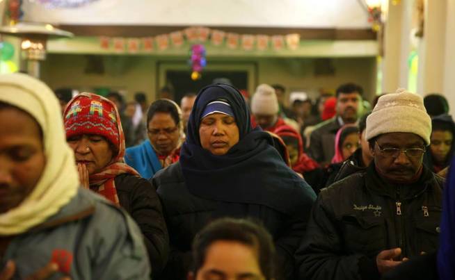 Un grupo de fieles reza en una iglesia de Srinagar, la capital de verano del estado de Jammu y Cachemira. (EFE)