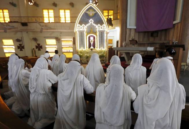 Las misioneras de la Caridad rezan en Calcuta. (EFE)