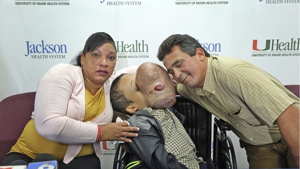 Emanuel Zayas junto a sus padres en Miami(AP)