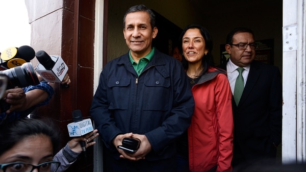 Imagen del ex mandatario peruano Ollanta Humala abandonando junto a su esposa el local de su partido político el 13 de julio de 2017, cuando el juez Richard Concepción Carhuancho ordenó su encarcelamiento por los delitos de lavado de activos y asociación ilícita para delinquir (EFE)