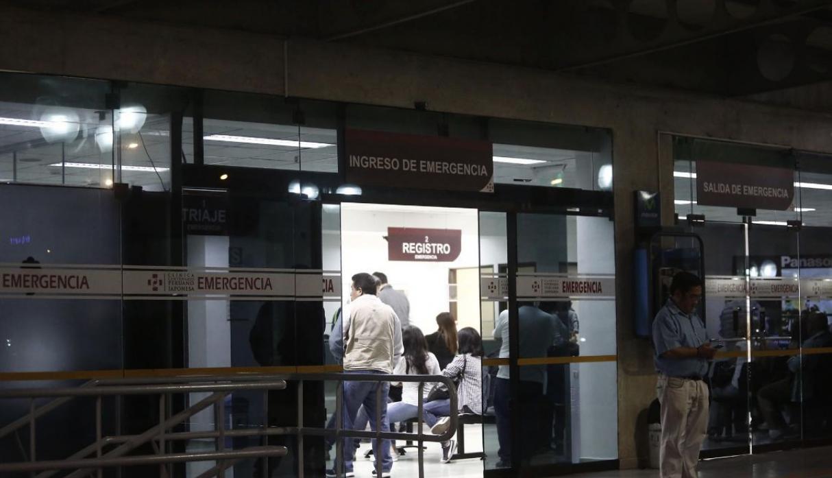 Inmediaciones de la clínica Centenario, donde está internado ex jefe de Estado. (César Campos/Perú 21)