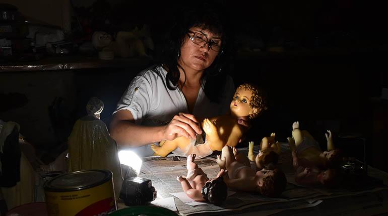 Familia. Según las costumbres, los pesebres son heredados de generación en generación. Las figuras más antiguas, de la tradición cuzqueña, son de cera. | Daniel James