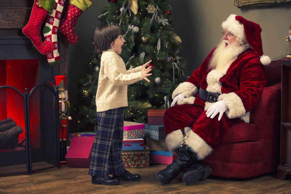 Un niño se sorprende al ver a Papá Noel. 