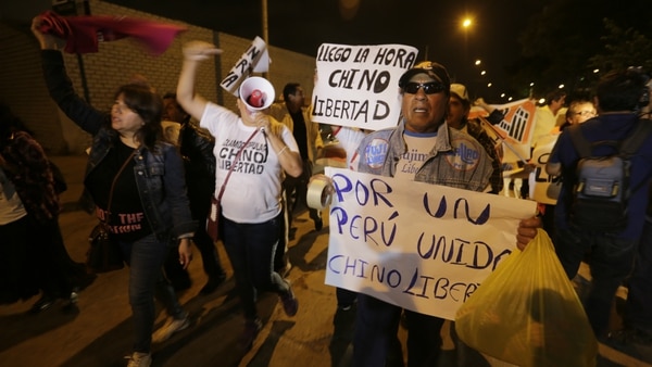 Simpatizantes de Alberto Fujimori celebran el indulto del ex presidente. (AFP)