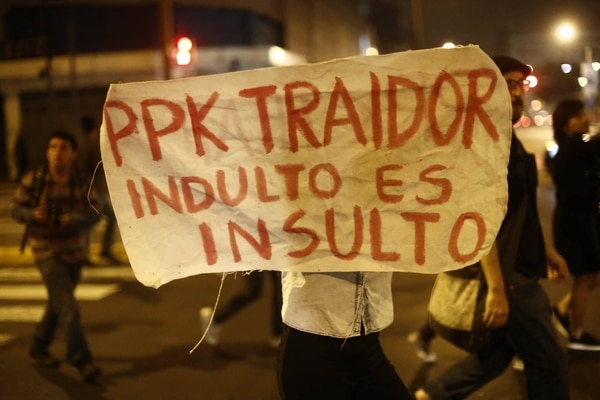 Manifestantes protestan contra el indulto a Fujimori. (Cortesía Perú21)