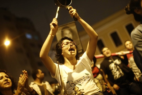Manifestantes en contra del indulto al ex presidente Fujimori en las calles de Lima. (Cortesía Perú21)