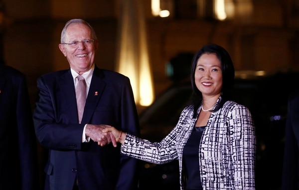 Kuczynski salvó su puesto gracias al voto de diez legisladores fujimoristas (REUTERS)