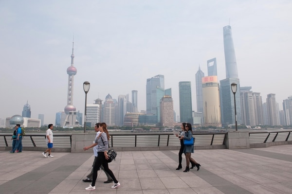 Los 24 millones de habitantes de Shanghai tienen que lidiar a diario con la contaminación. (VCG/VCG via Getty Images)