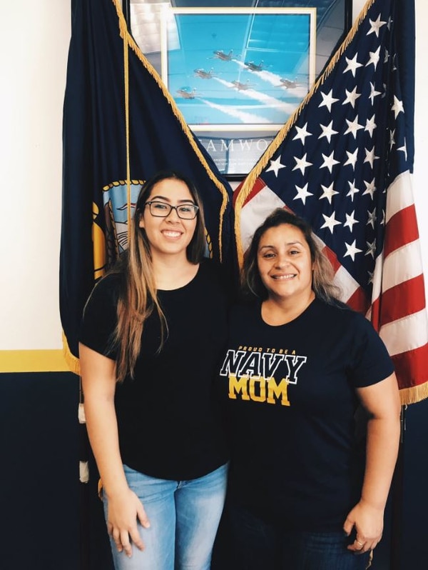 Annah junto a su madre, el día que se enlistó en la Armada de los Estados Unidos