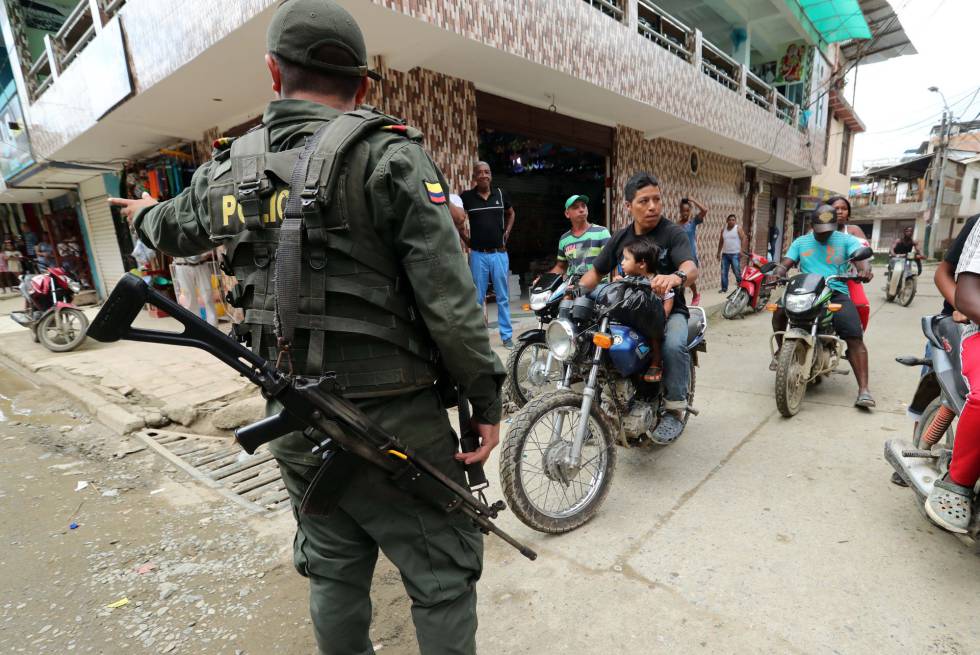 Un policía vigila durante la visita del vicepresidente de Colombia a Nariño, uno de los departamentos más golpeados por la violencia.