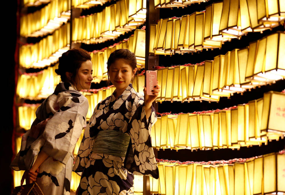 Foto: Dos japonesas posan para un 'selfie' durante el festival Mitama, en Tokio. (Reuters)