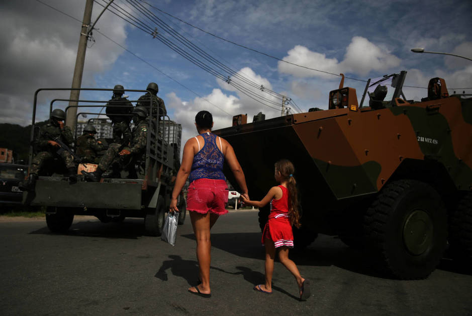 Soldados brasileños durante una operación contra el narcotráfico en la favela de Mangueira, en Río de Janeiro. (Reuters)