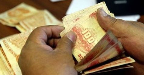 Una persona cuenta dinero. Foto: La Razón